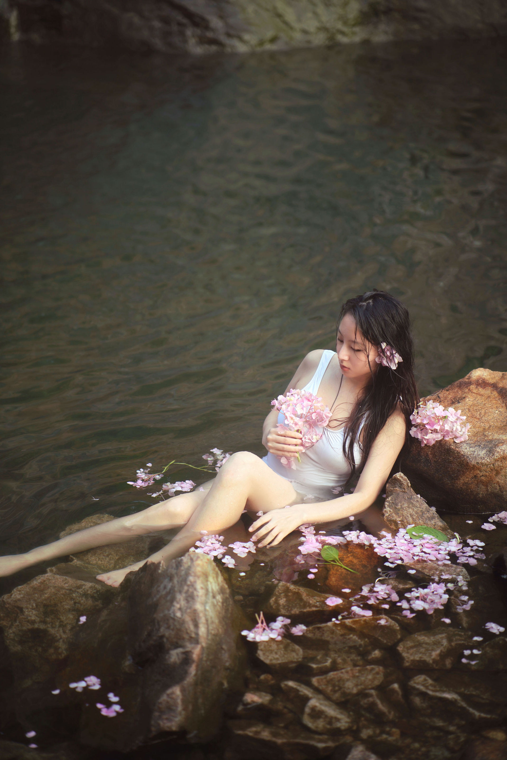 水中的绣球花 优美 摄影模特 人像 花 小溪流水 艺术