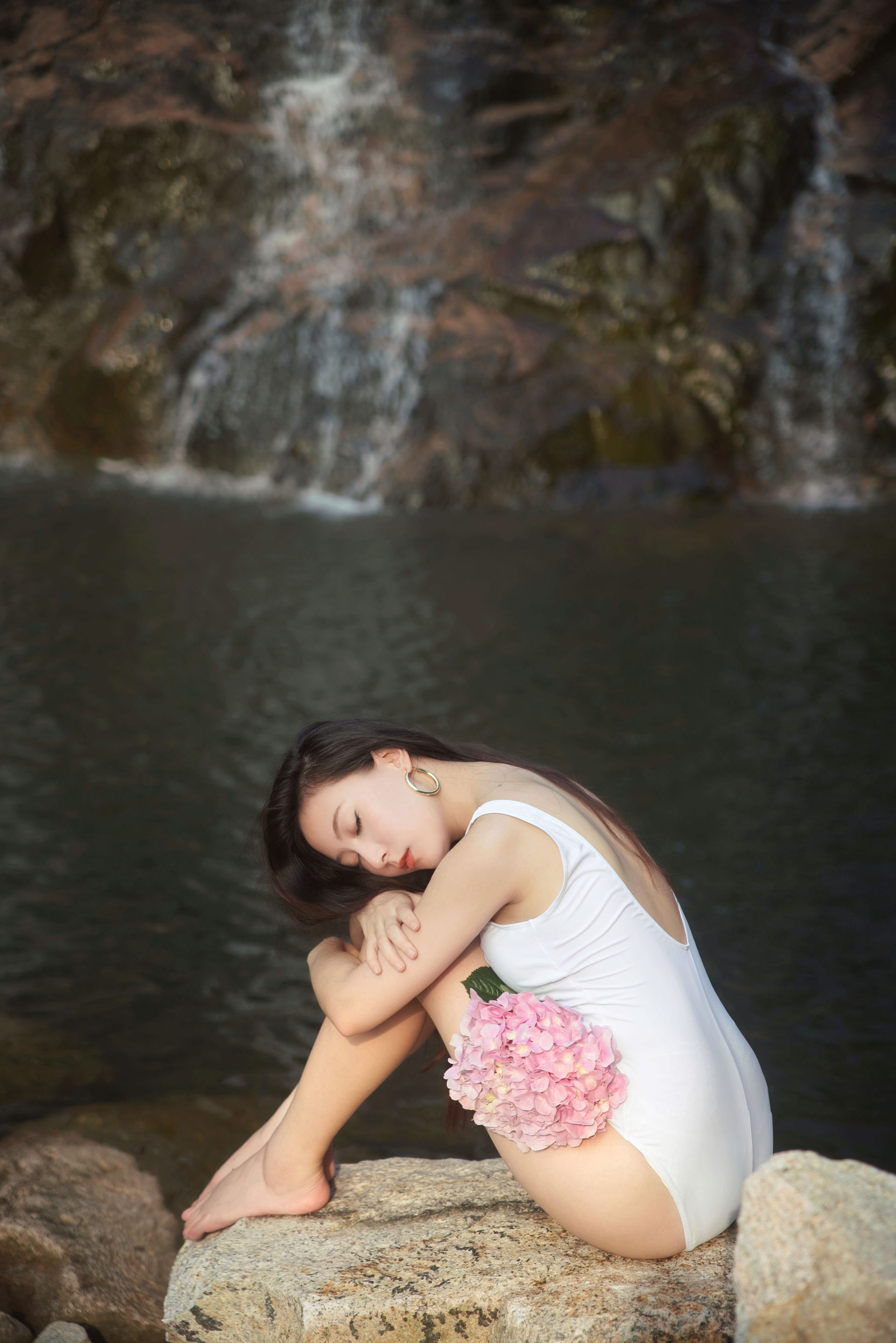 水中的绣球花 优美 摄影模特 人像 花 小溪流水 艺术