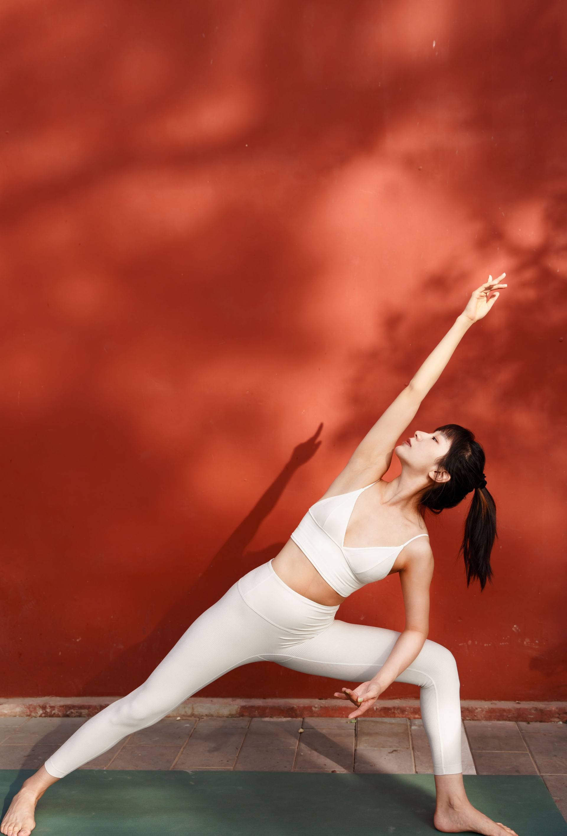 瑜伽与红墙 非主流 中国风 模特 人像 个人写真