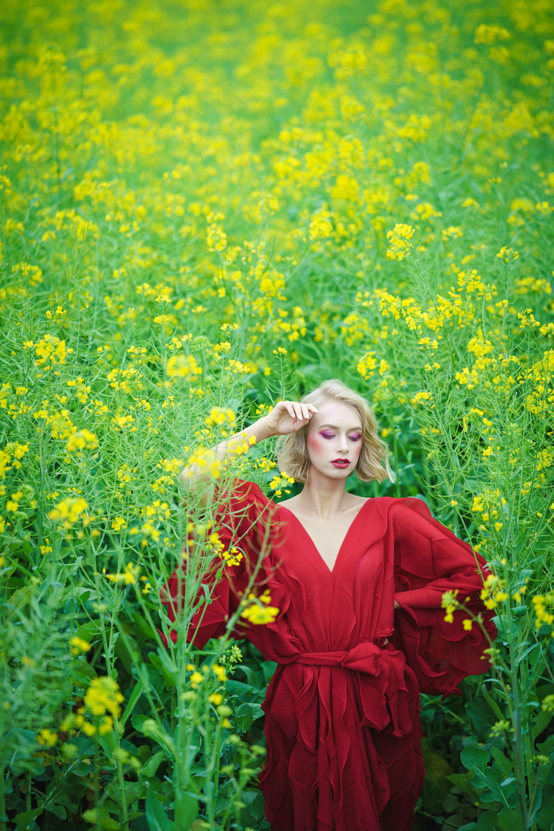 红配绿，乌克兰美女眼中的油菜花田 花 红色 摄影 人像 时尚 创意 惊艳 女人